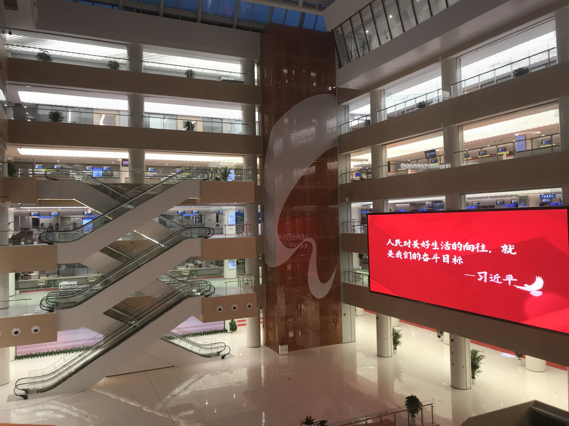成都高新區(qū)智慧政務新大廳排隊系統(tǒng)及信發(fā)系統(tǒng)和填單系統(tǒng)正式上線投入使用。效果圖