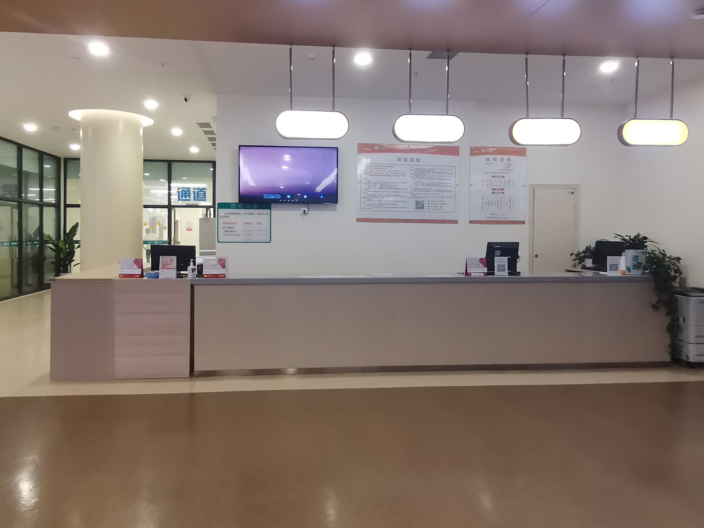 智能分診系統(tǒng)設(shè)備配套助力四川雅安市人民醫(yī)院的智能化醫(yī)療革新。效果圖